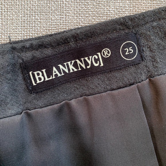 BLANK NYC Gray Suede Leather Mini Skirt Silver Tone Zipper Size 25" Waist - Picture 5 of 9